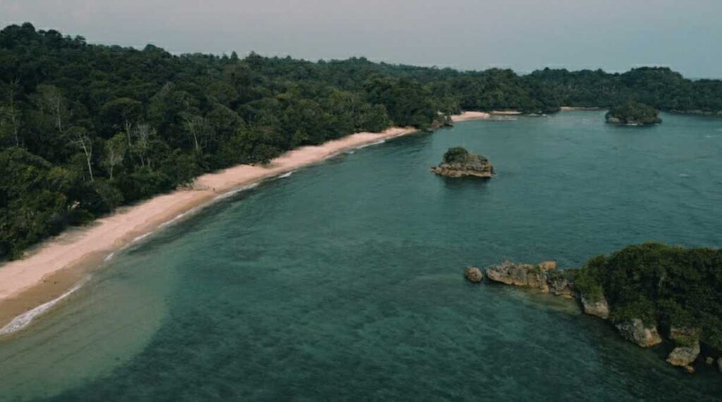 Content image for Pantai Banyu Meneng: Keindahan Pantai Berombak Tenang
