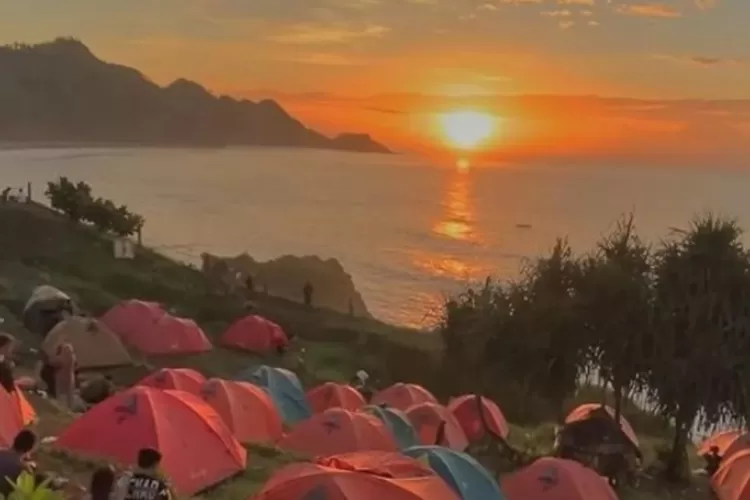 Featured image for Pantai Menganti: Pemandangan Pegunungan dan Lautan