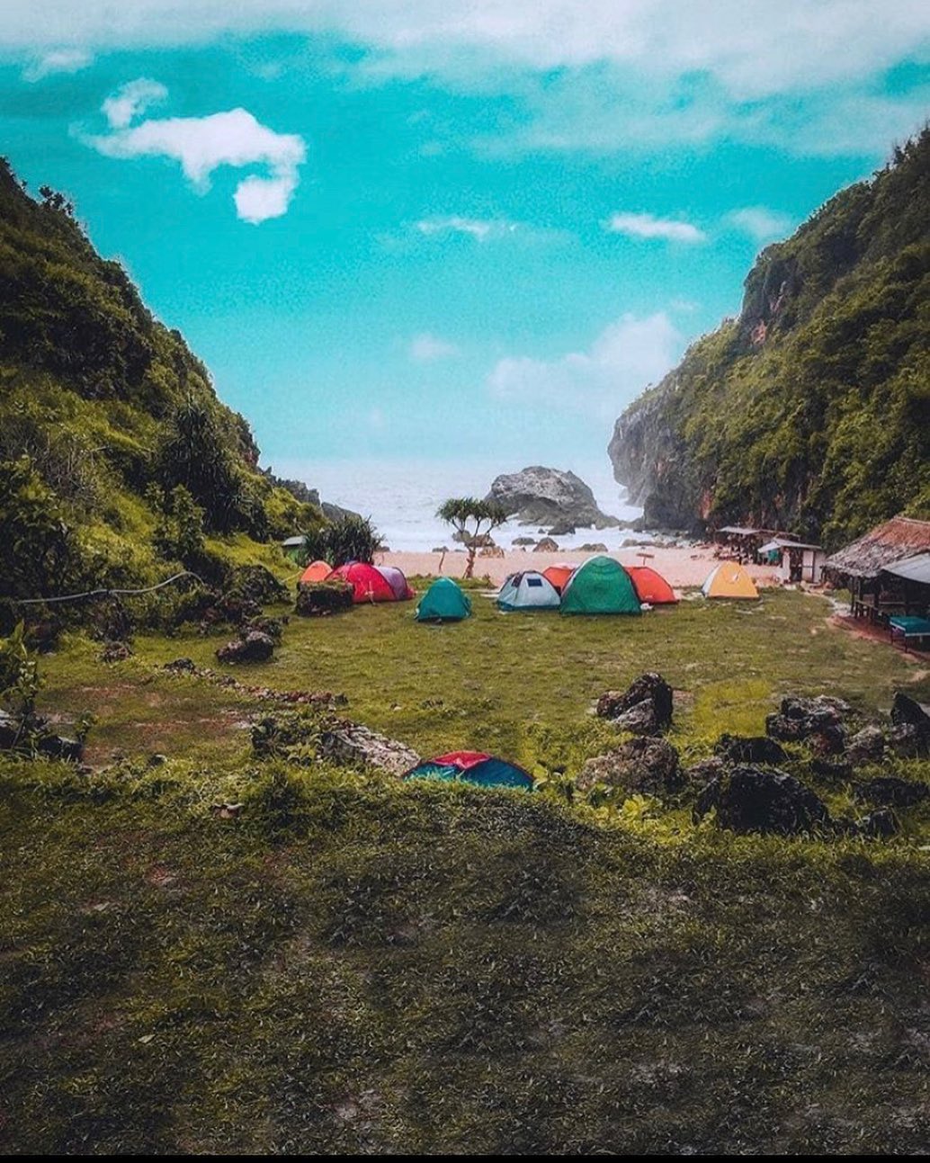 Featured image for Pantai Molang: Pantai Tersembunyi yang Eksotis