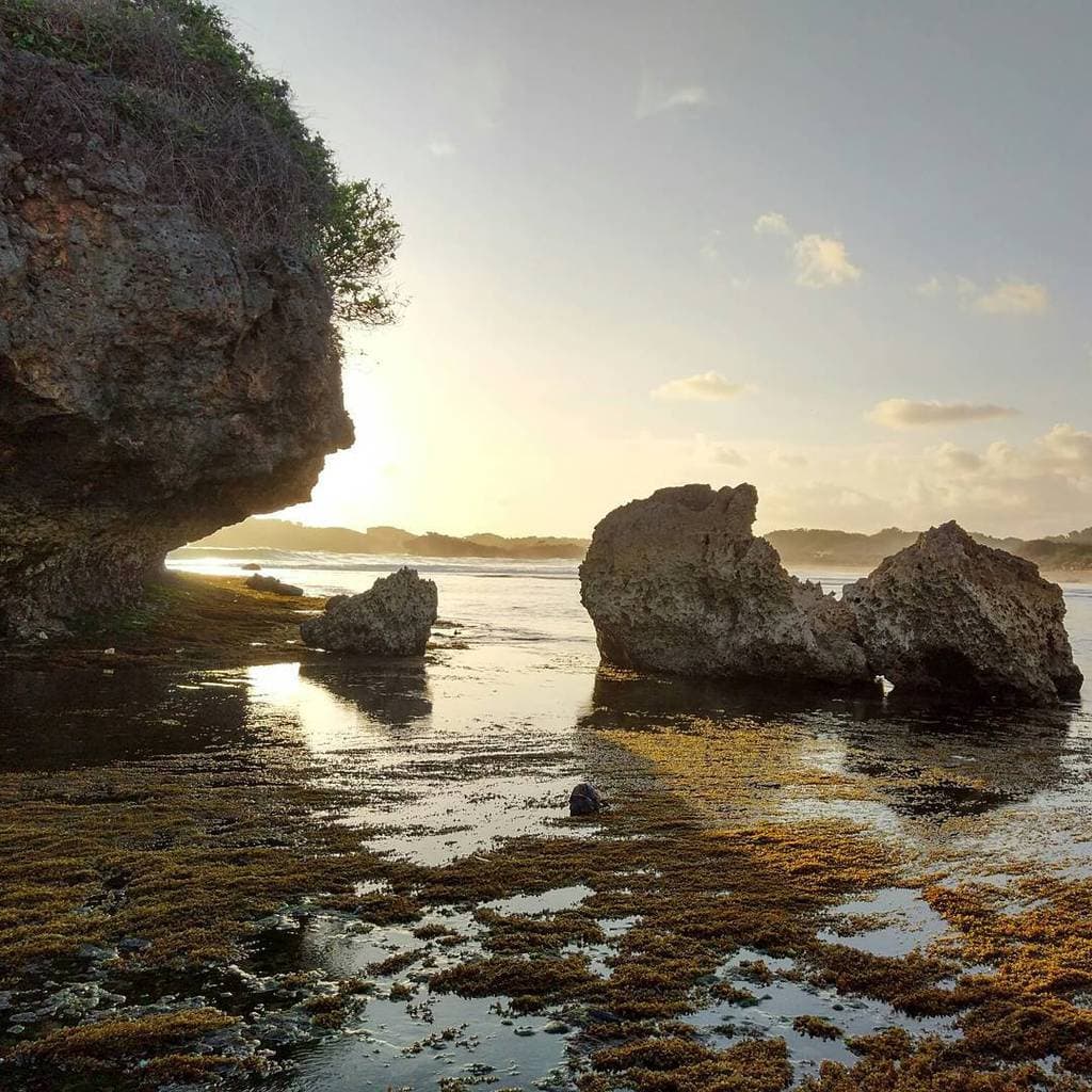Content image for Pantai Sundak: Keindahan Laut yang Tenang